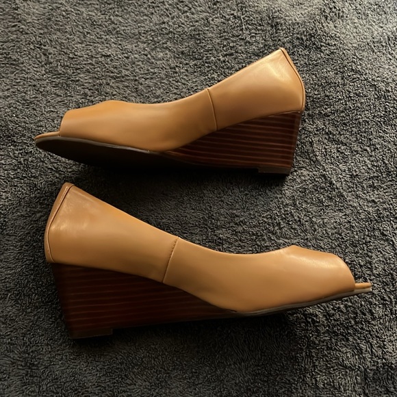 Vionic: Proud Bria Wedge (Caramel) - Picture 2 of 16